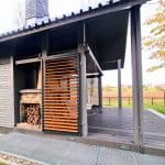 Zabudowa boczna tarasu z lamelami poziom aluminium. Nowoczesny taras z grillem i miejscem do wypoczynku na zewnątrz.