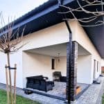 Zabudowa tarasu z lamelami aluminium pion. Nowoczesny taras z miejscem do wypoczynku i grillowania na zewnątrz domu.