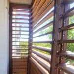 Zabudowa narożna balkonu drewno 908 GP. Nowoczesny drewniany balkon z roletami poziomymi na zewnątrz.