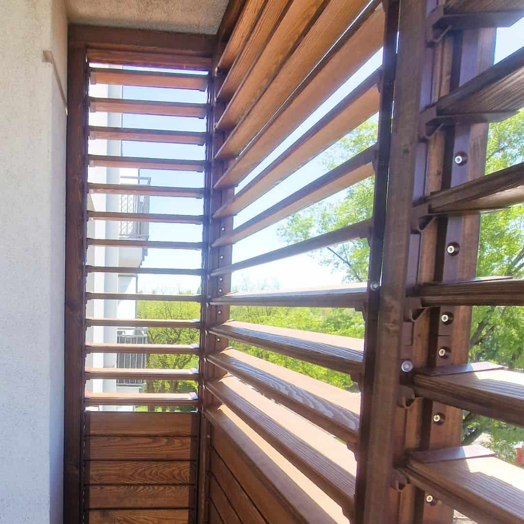 Zabudowa narożna balkonu drewno 908 GP. Nowoczesny drewniany balkon z roletami poziomymi na zewnątrz.
