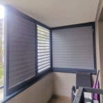 Boczna zabudowa balkonu aluminium RAL 7037. Nowoczesne rolety zewnętrzne na balkonie, zapewniające prywatność i ochronę przed słońcem.