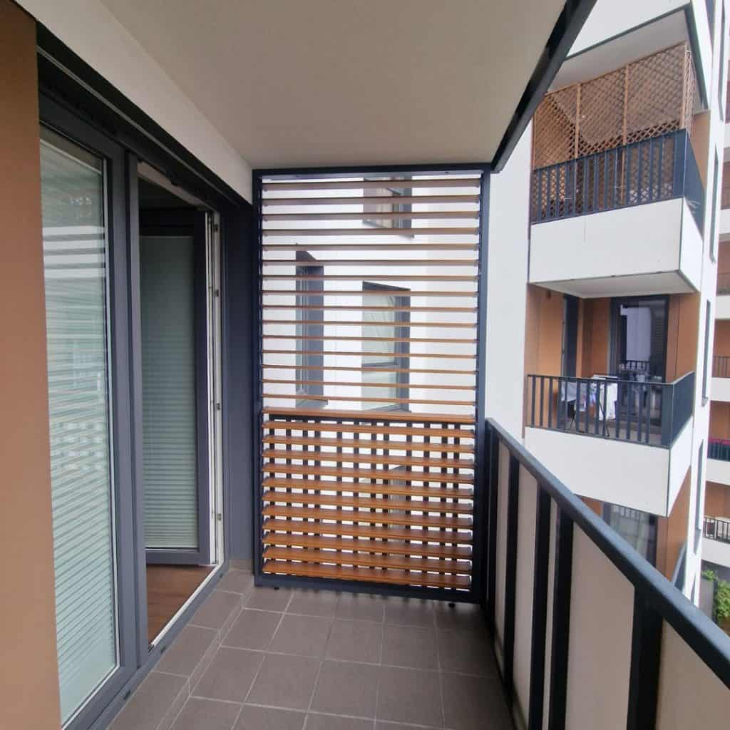 Ścianka na balkon – z czego zrobić osłonę balkonu i co wybrać