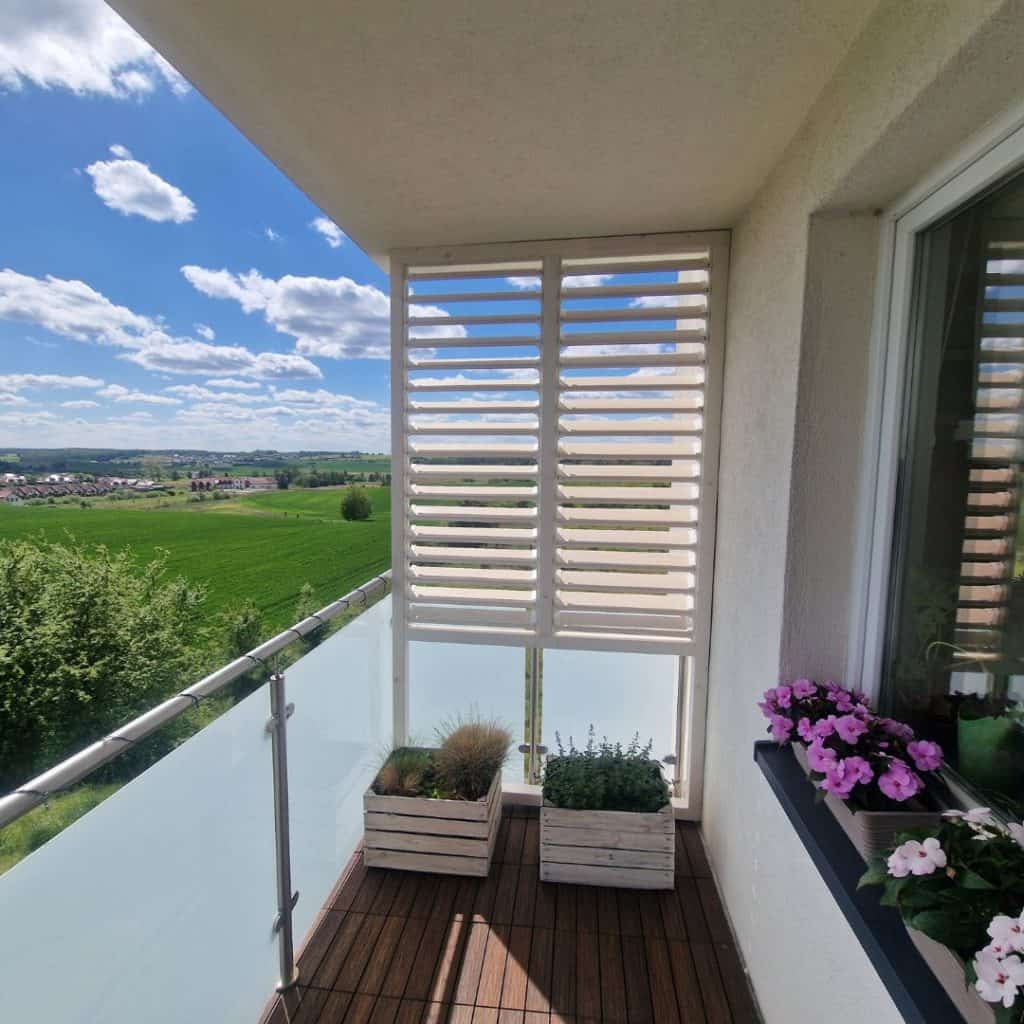 Ścianka na balkon – z czego zrobić osłonę balkonu i co wybrać
